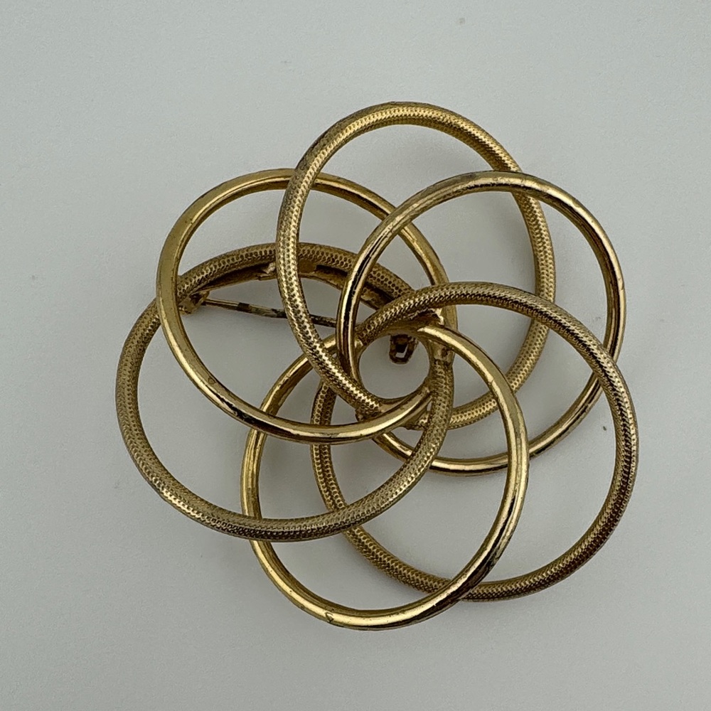 Vintage Interlocking Mobius Love Knot Gold Tone Brooch